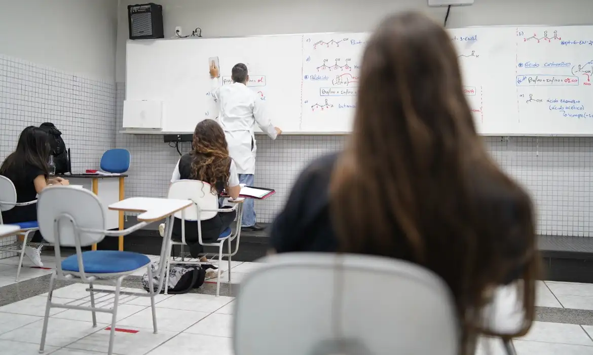 Imagem ilustrativa de candidatos se preparando em sala de aula para a Prova Nacional Docente 2025.