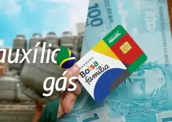 Cartão do Bolsa Família e Auxílio Gás sobre notas de 100 reais, representando pagamento dos benefícios de outubro.