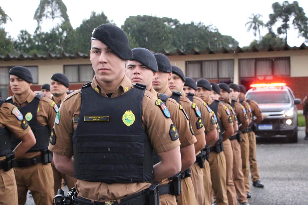 Concurso Polícia Militar Soldados da Polícia Militar do Paraná alinhados em formação, com uniformes e boinas pretas, em área externa.