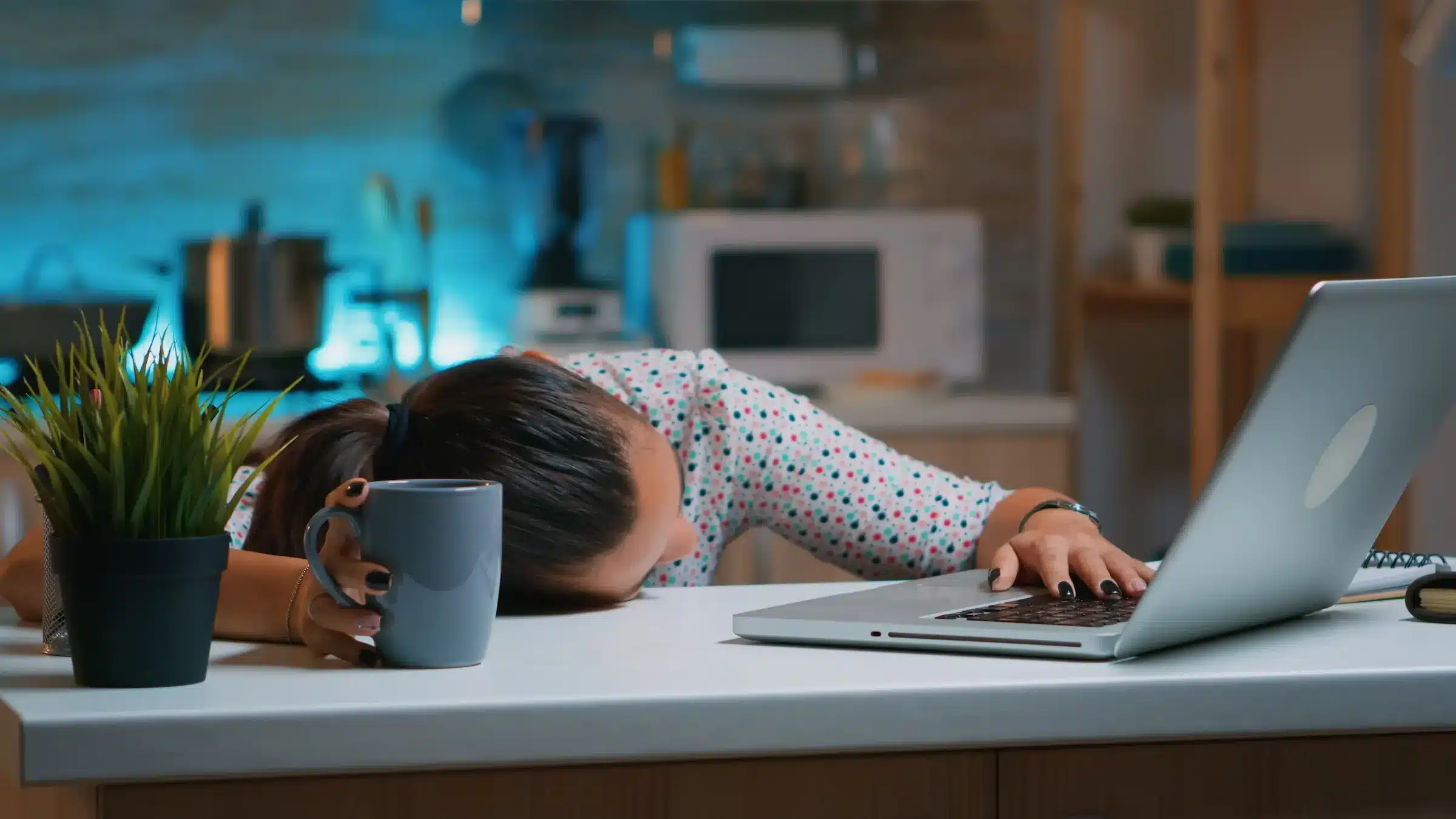Pessoa cansada e estressada com o trabalho, descansando sobre a mesa após tentar vencer a procrastinação.