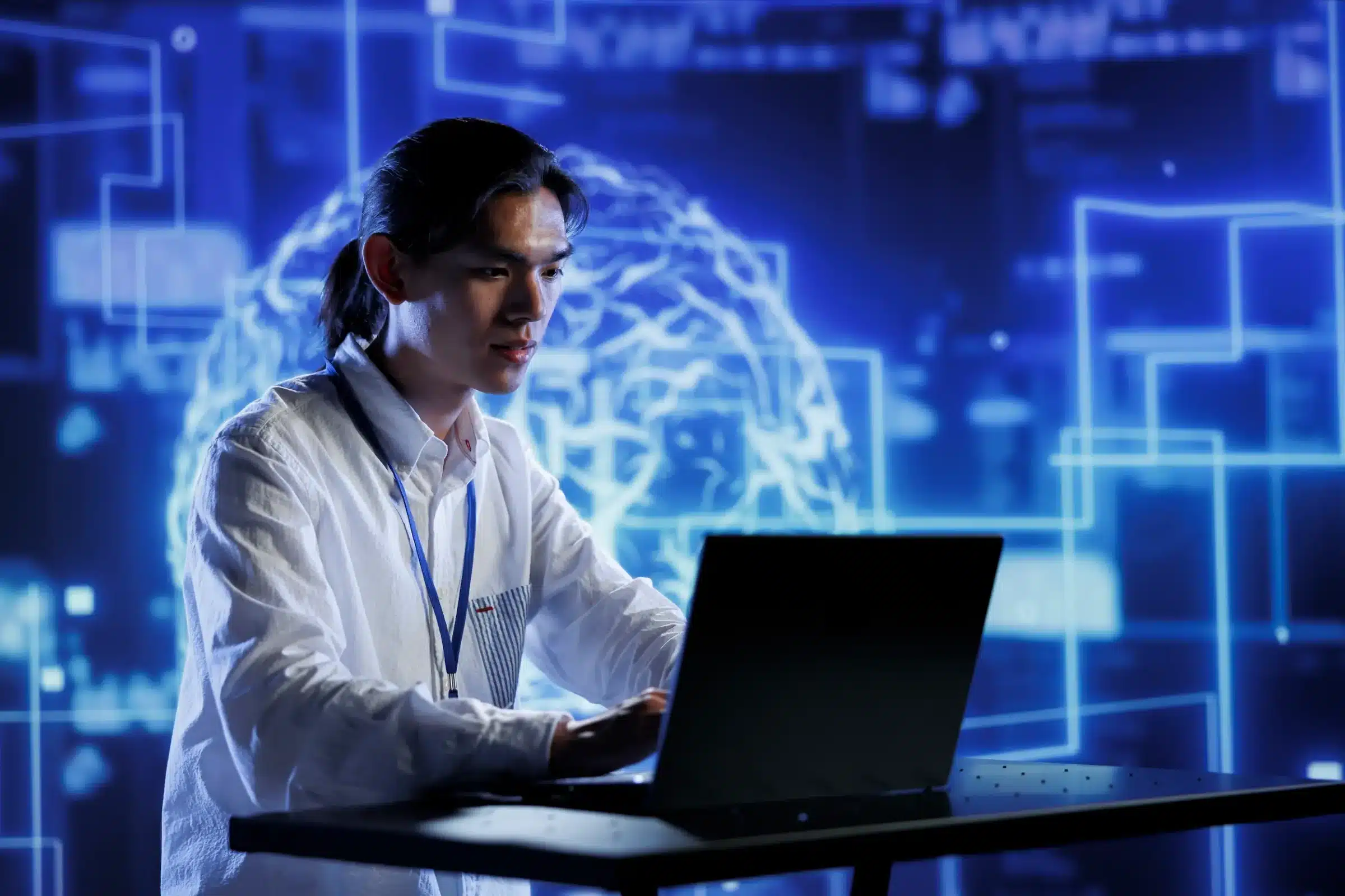 Profissional de tecnologia trabalhando em computador com fundo digital futurista.