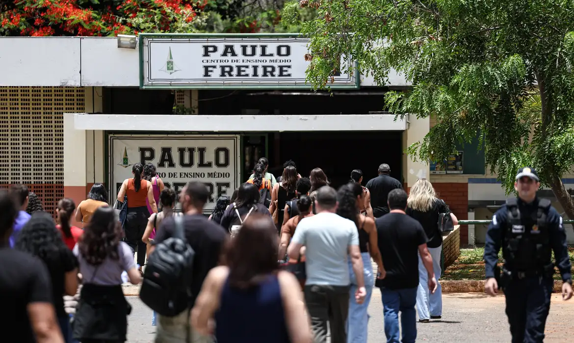 Candidatos que estavam indo fazer a Prova Nacional Docente (PND) no Centro de Ensino Médio Paulo Freire