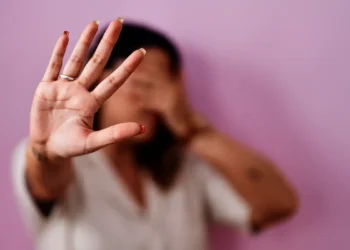 Homem mostrando sinal de pare para violência