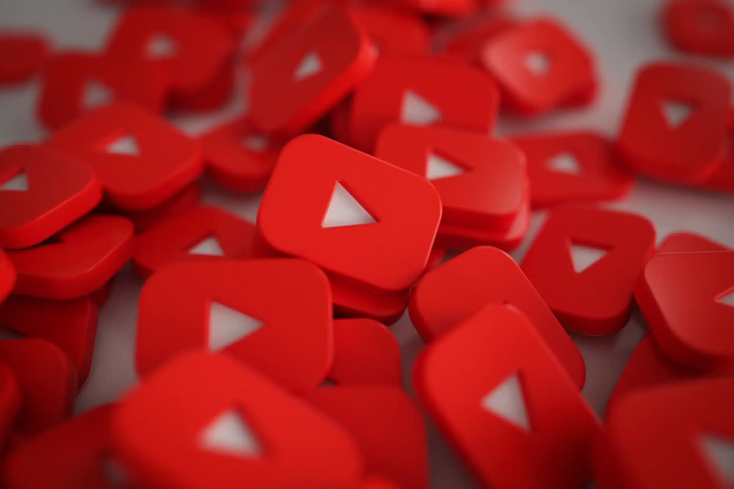 YouTube Shorts Ícones vermelhos do YouTube, representando os Shorts, com o símbolo de play em cada um.