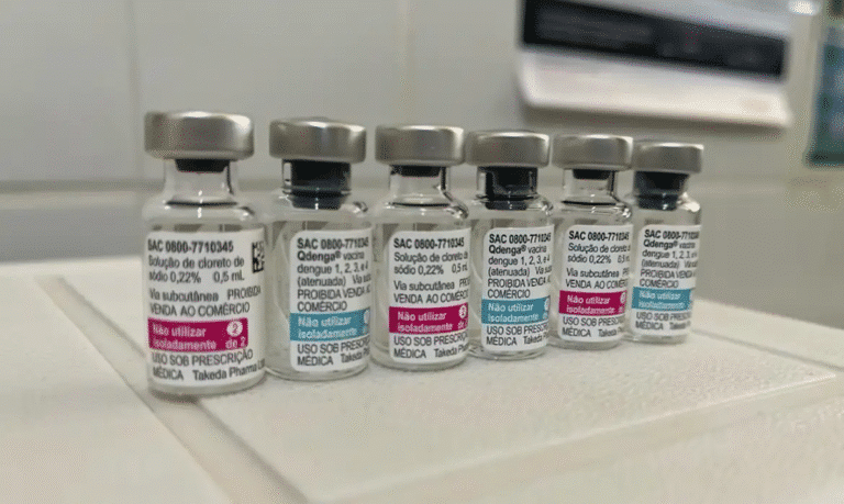 Frascos da primeira vacina 100% nacional contra dengue desenvolvida no Brasil.