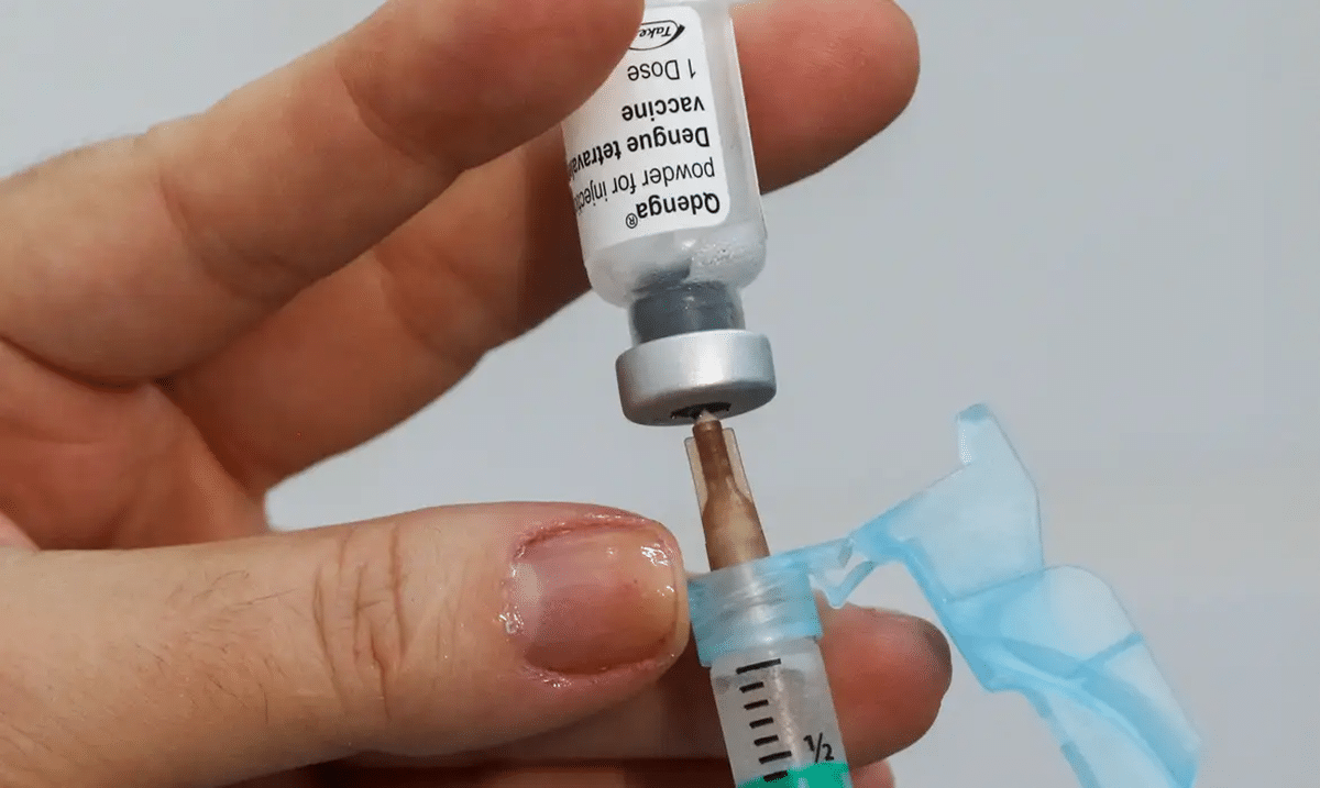 Vacina da Dengue Qdenga Profissional de saúde preparando dose da vacina Qdenga contra dengue para aplicação.