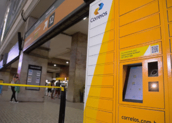 Locker automático amarelo dos Correios em agência durante implementação do PDV que pode desligar dez mil funcionários