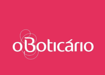 Logomarca da marca O Boticário em branco sobre um fundo rosa forte e detalhes decorativos.