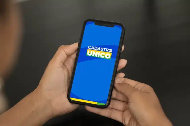 Pessoa segurando celular com a tela do aplicativo Cadastro Único aberta
