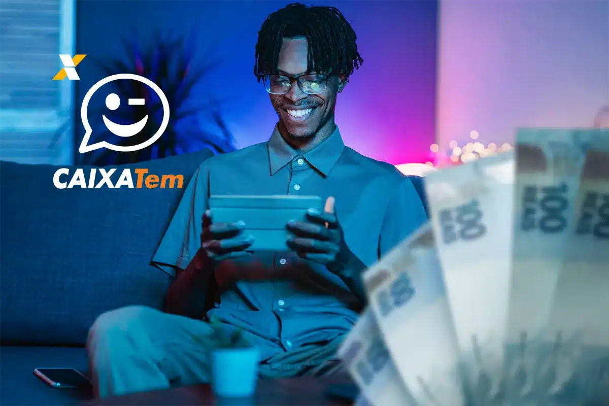 Jovem feliz usando celular com o logo do CAIXA Tem, com dinheiro ao lado, representando a consulta e acesso a benefícios.