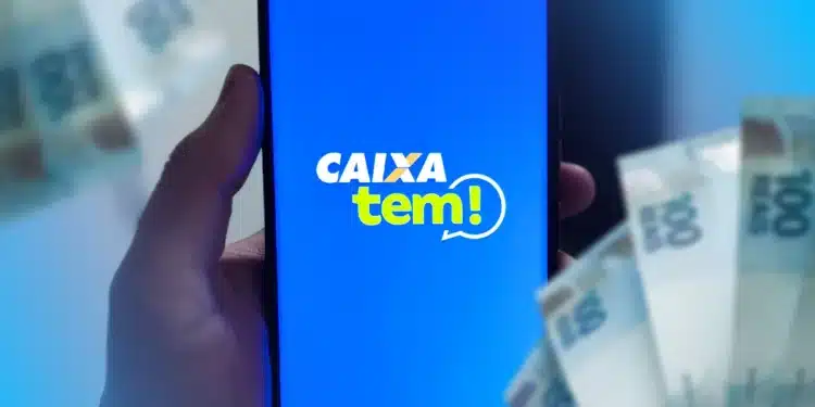 Mão segurando smartphone com o aplicativo "CAIXA Tem" na tela, notas de dinheiro flutuando ao redor, simbolizando pagamentos.