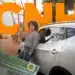 Mulher segurando as chaves do carro ao lado de um veículo, com foco na CNH e proposta de mudança no processo para obtenção da habilitação.