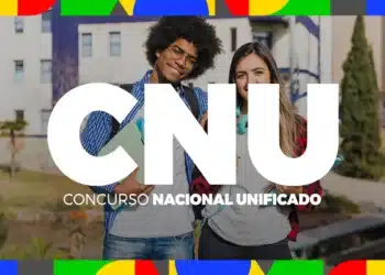 Dois estudantes sorrindo ao ar livre segurando livros representando o Concurso Nacional Unificado