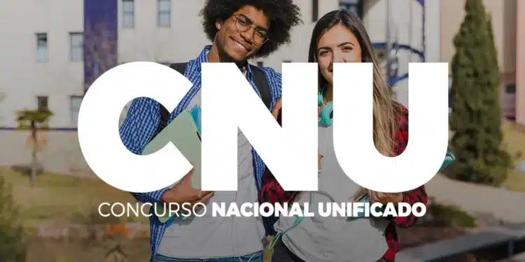 Dois jovens estudantes sorrindo em ambiente universitário com aba colorida e letras CNU Concurso Nacional Unificado