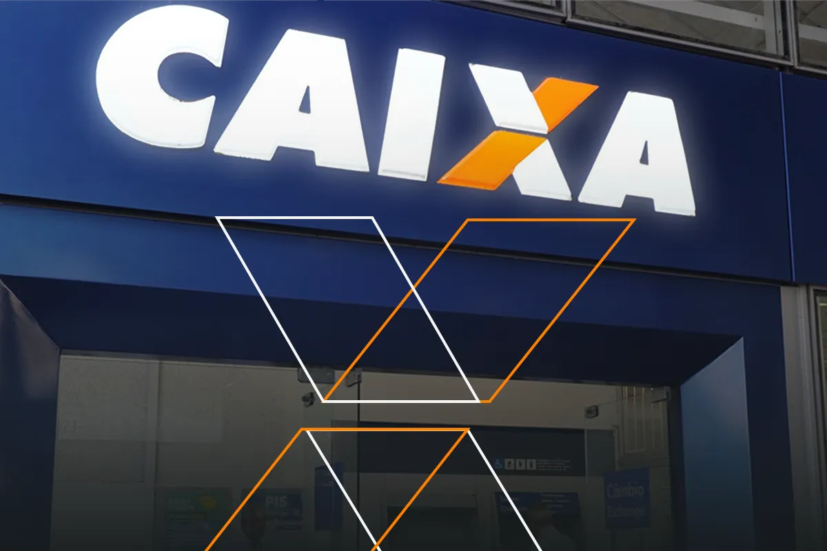 Fachada da agência da Caixa Econômica Federal à noite Fachada azul da Caixa Econômica Federal com logotipo iluminado e portas de vidro
