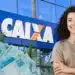 Mulher sorrindo em frente à agência da Caixa Econômica Federal, com cédulas de R$ 100 visíveis na imagem.