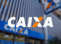 Logo CAIXA Econômica Federal em agência bancária anunciando novidades