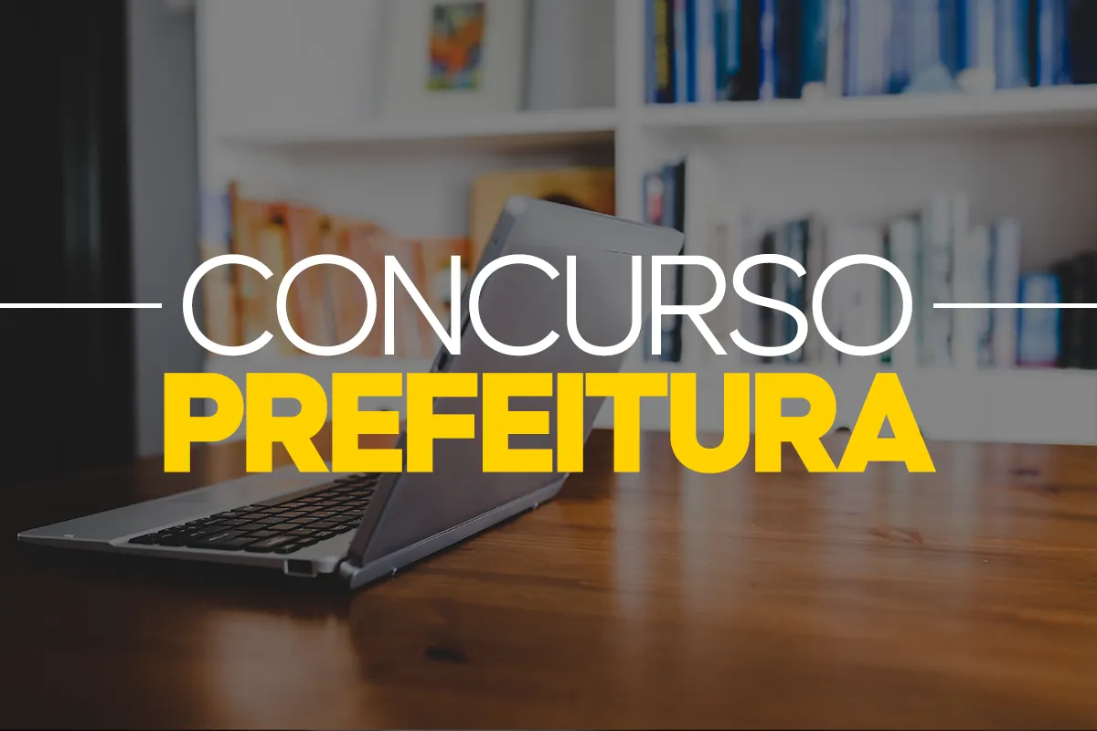 Salário do concurso da Prefeitura Notebook sobre mesa de estudos com livros ao fundo representando preparação para concurso da prefeitura