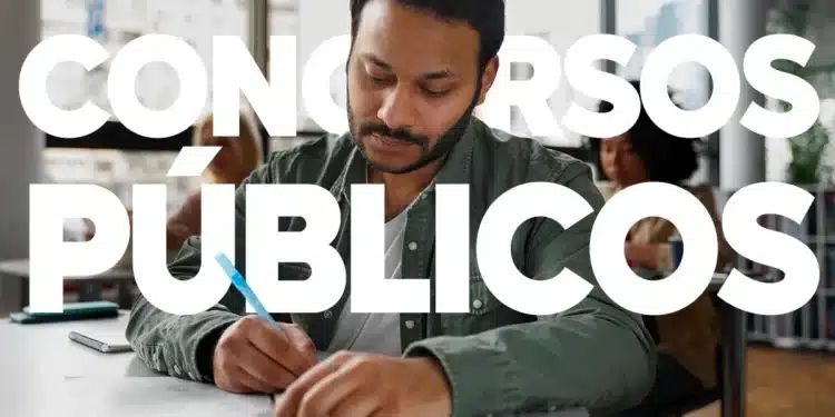 Homem escrevendo em mesa de estudo, com a sobreposição "CONCURSOS PÚBLICOS", simbolizando preparação para provas.