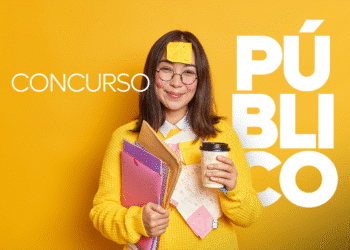 Concurseira organizada com pilha de livros, café e post-its preparando-se para concurso da Sefaz SP