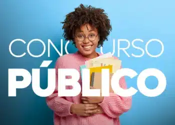 Jovem candidata sorrindo e segurando material de estudo. O artigo aborda as notas de corte do último edital do concurso público da Caixa Econômica Federal.