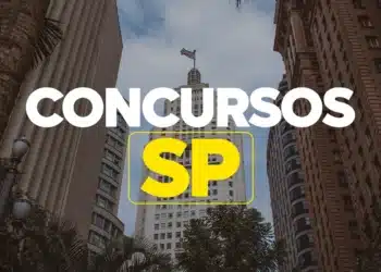 Concursos SP: Prédios históricos de São Paulo com a bandeira do estado e destaque para a chamada "É AMANHÃ, 25/11", alertando sobre o encerramento das inscrições de dois concursos municipais com salários até R$ 14.938,47.