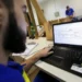 Homem observando fluxograma na tela de notebook Samsung em ambiente de escritório