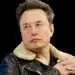 Retrato de Elon Musk, o homem mais rico do mundo, com uma fortuna estimada em US$ 497 bilhões, vestindo um casaco de couro com gola de pele.