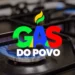Imagem de fogão com gás aceso e logotipo do programa Gás do Povo, que fornece gás de cozinha gratuito para famílias em situação de vulnerabilidade.
