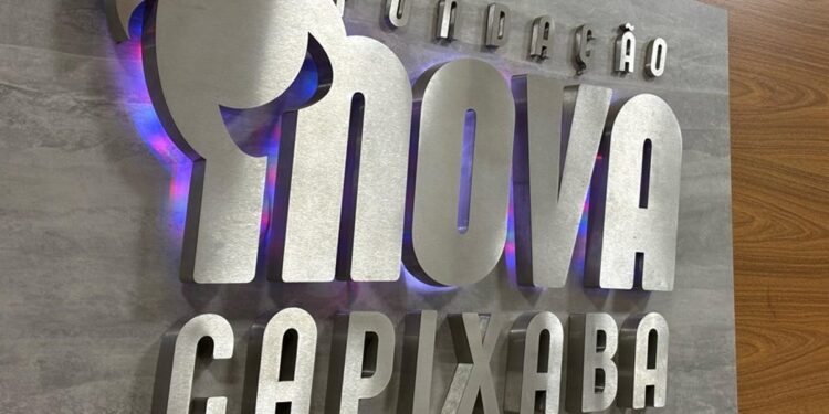 Logo e placa oficial da Fundação iNova Capixaba responsável pelo concurso com 900 vagas no ES