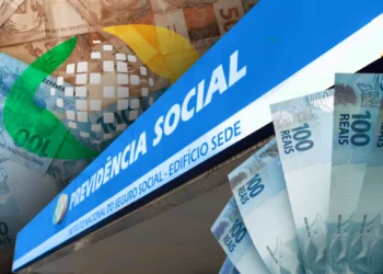 Banco de notas de 100 reais e fachada do Instituto Nacional do Seguro Social (INSS) com destaque para a devolução de descontos indevidos a herdeiros.