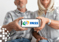Aposentados acessando portal do INSS em smartphone para verificar mudanças no crédito consignado