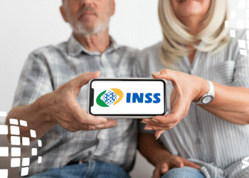 Aposentados acessando portal do INSS em smartphone para verificar mudanças no crédito consignado