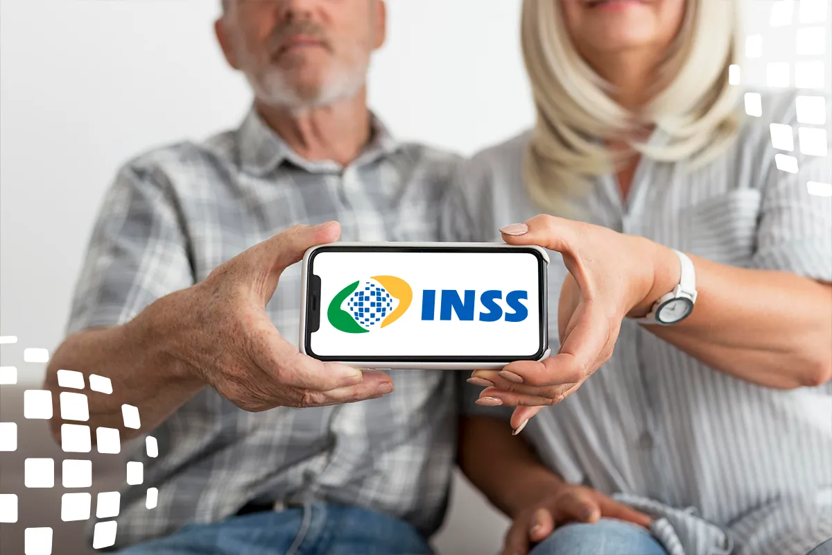 Casal de aposentados segurando celular com o logotipo do INSS, representando o passo a passo para solicitar devolução de descontos indevidos.