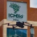 Drone preto voando próximo a fachada de prédio com placa do ICMBio Instituto Chico Mendes MMA