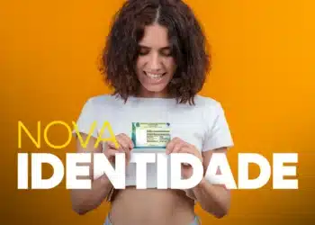 Mulher segurando sua nova Carteira de Identidade Nacional em fundo laranja.