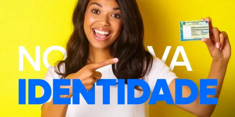 Mulher sorridente com camiseta branca mostrando e apontando para uma nova identidade em fundo amarelo