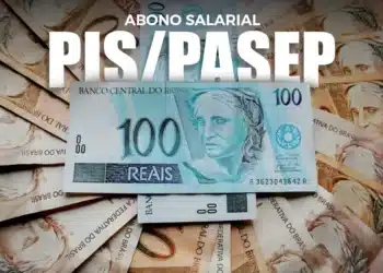 Cédulas de 100 reais com foco no abono salarial PIS/Pasep, que passará por mudanças e novas regras a partir de 2026.