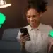 Mulher sorridente usando smartphone, com o logo do Pix em destaque, representando a segurança e a nova funcionalidade de devolução em caso de fraudes.