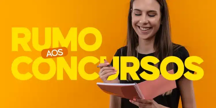 Imagem de uma pessoa sorrindo enquanto estuda para concurso público, com foco na preparação para vagas em Boa Vista-RR.