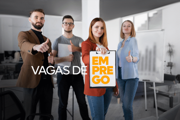 Grupo de jovens profissionais com prancheta e gesto de aprovação, simbolizando oportunidades de emprego e estágio.