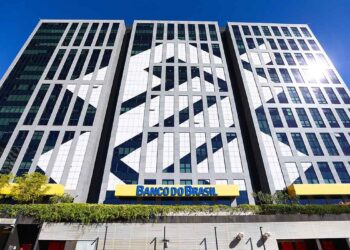 Fachada do prédio do Banco do Brasil com desenho geométrico em preto e branco e letreiro amarelo e azul