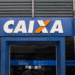 Fachada de uma agência da Caixa Econômica Federal com o logotipo em destaque.