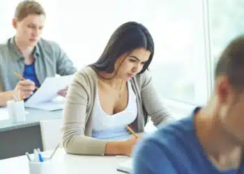 Candidatos concentrados realizando provas de concursos públicos das prefeituras catarinenses