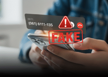 Aviso de ligação falsa sobre a Prova de Vida do INSS. Imagem mostra a tela de um celular com a palavra 'FAKE' em destaque, indicando tentativa de fraude.