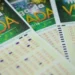 Bilhetes da Mega da Virada 31/12 com números preenchidos em destaque