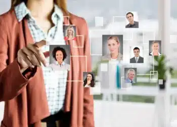 Gestora de RH selecionando candidatos em processo de recrutamento digital para concurso público