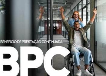 Homem em cadeira de rodas comemorando enquanto é empurrado por mulher em corredor corporativo, com destaque para o Benefício de Prestação Continuada (BPC).