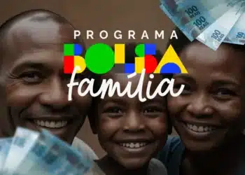 Família sorridente recebendo benefício do Programa Bolsa Família com dinheiro em mãos