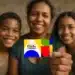 Família brasileira sorrindo enquanto apresenta cartão do Bolsa Família no encerramento dos pagamentos do ano.